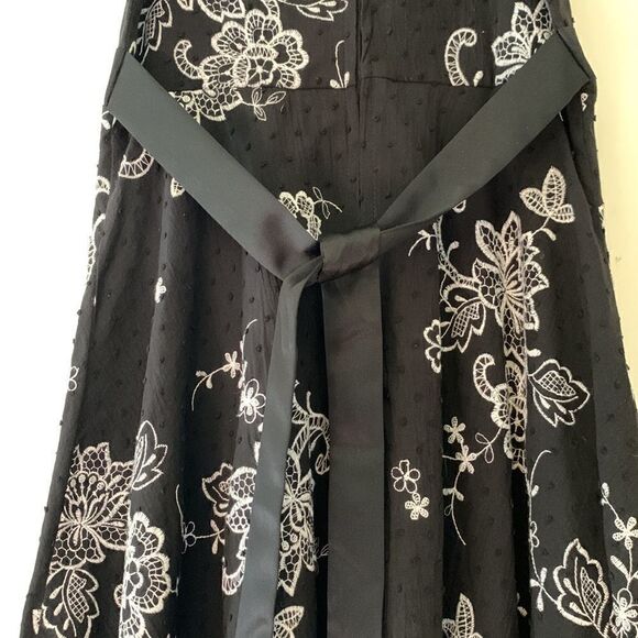 Rare Editions black dress with white embroidered flowers. Tie back. Size 14 - Picture 6 of 10